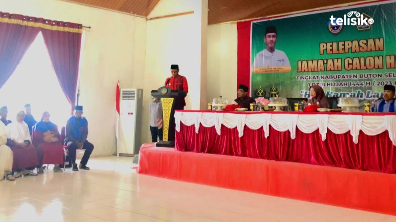 Pj Bupati Buton Selatan, La Ode Budiman saat memberikan sambutan sekaligus melepas dengan resmi calon jemaah haji. Foto: Sofi Insan Wardani/Telisik