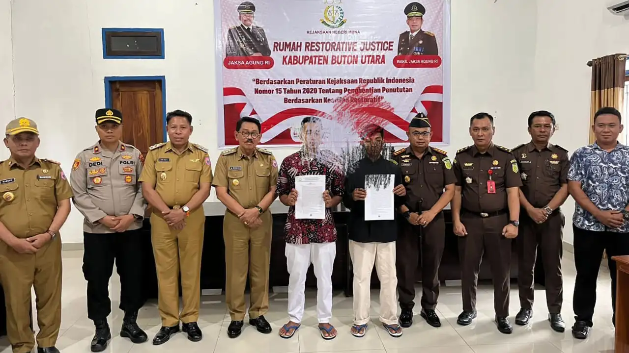 Kajari Muna, Agustinus Baka Tangdililing bersama Bupati Buton Utara, Ridwan Zakariah dan Wabup Ahali, usai menyaksikan RJ dua perkara penganiayaan. Foto: Ist.