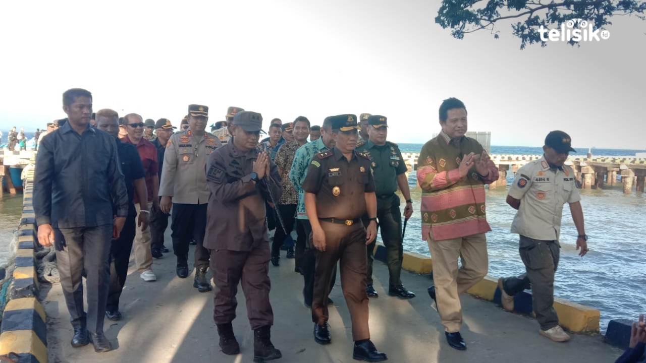 Kajati Sulawesi Tenggara, Patris Yusrian Jaya bersama Kajari Muna, Agustinus Baka Tangdililing dan Bupati LM Rusman Emba. Foto: Sunaryo/Telisik
