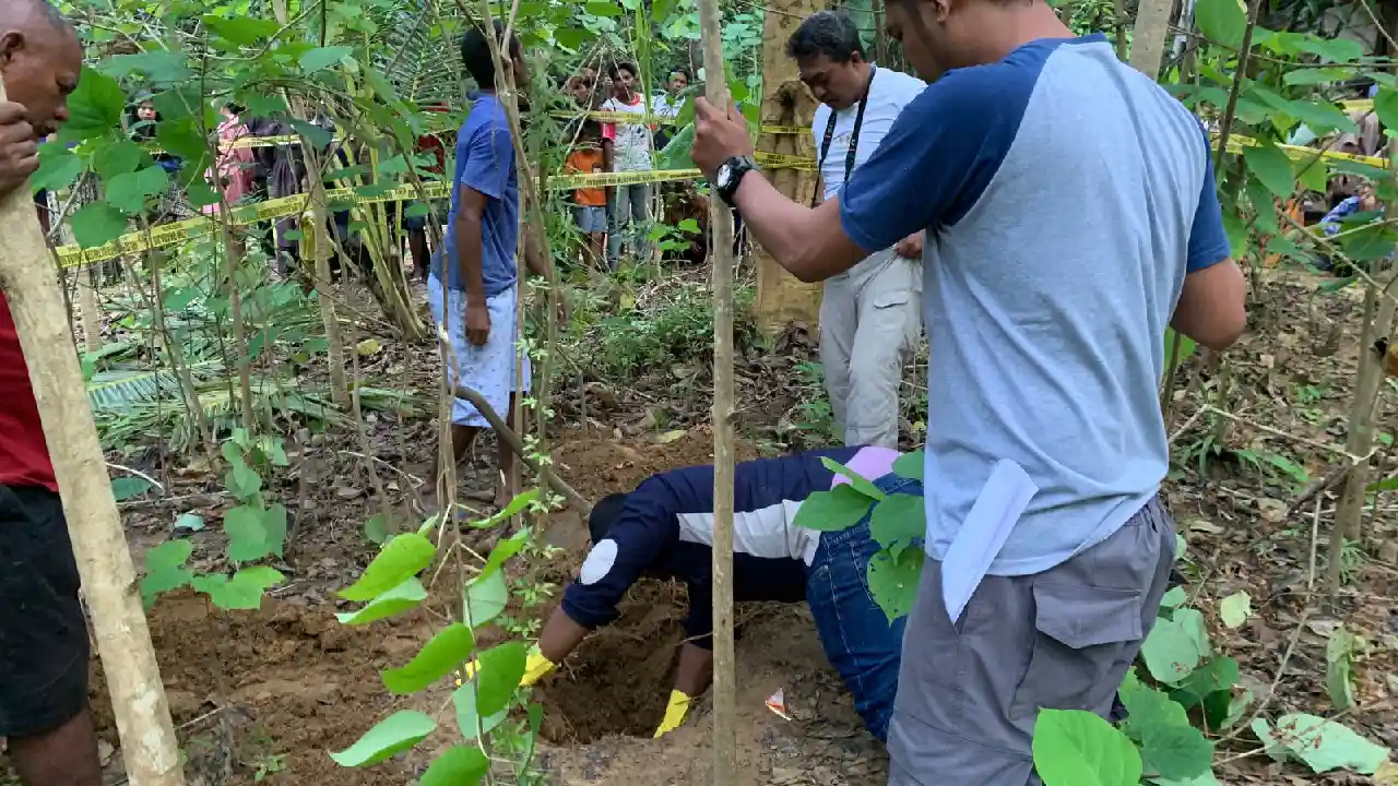 Pembongkaran makam bayi kembar oleh tim Polsek Tiworo Tengah bersama tim Inafis Polres Muna. Foto: Ist.