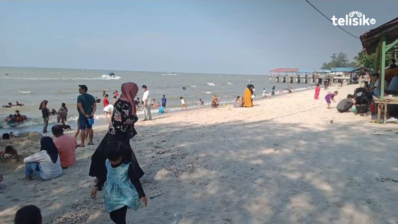 Pengunjung sedang menikmati liburan di pantai  Rame di Kabupaten Serdang Bedagai. Foto: Reza Fahlefy/Telisik