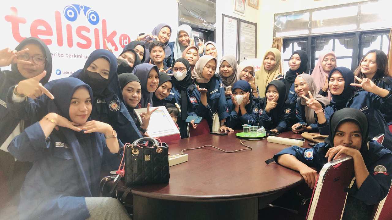 Kunjungan akademik mahasiswa Jurnalistik UHO Kendari di Kantor Telisik.id. Foto: Ist.