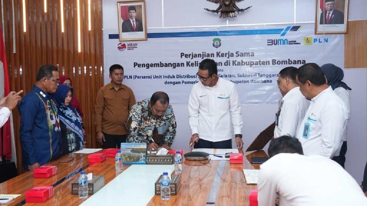Penandatanganan kerjasama PLN dengan Pemerintah Kabupaten Bombana, untuk mewujudkan listrik 24 jam bagi masyarakat Pulau Kabaena. Foto: Ist.