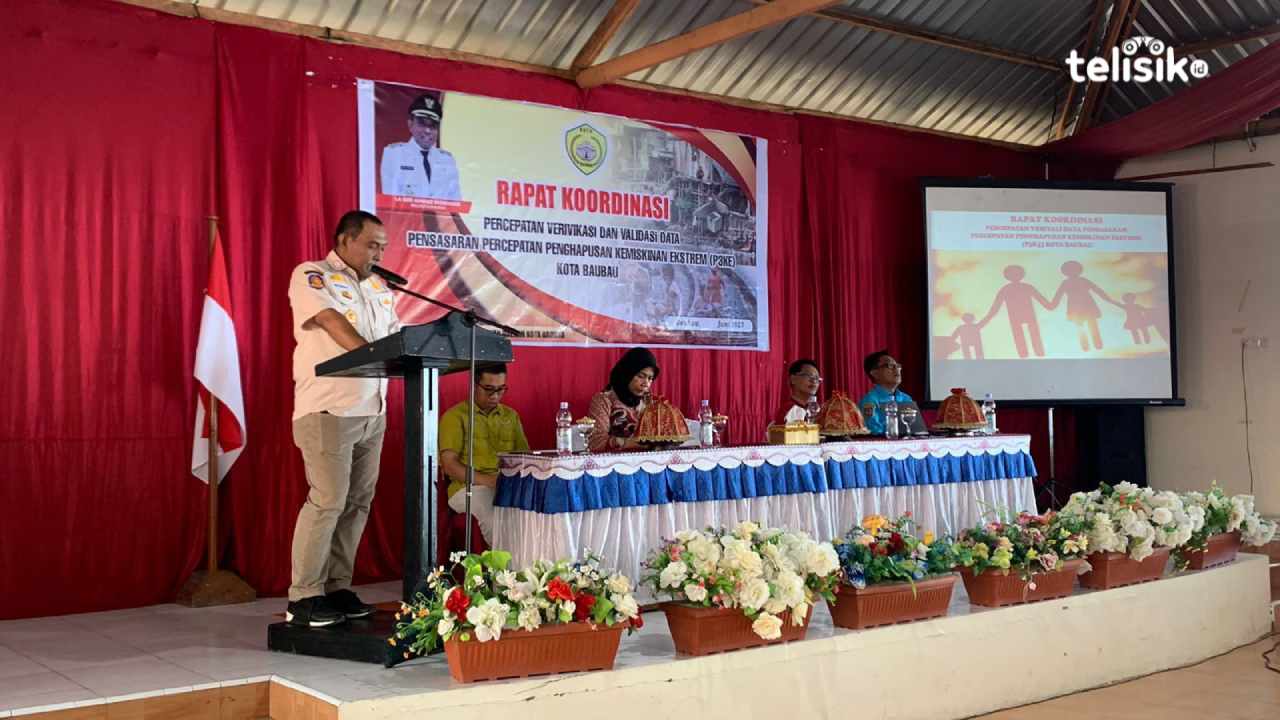 Wali Kota Baubau, La Ode Ahmad Monianse saat memberikan sambutan pada rapat koordinasi percepatan verifikasi dan validasi data P3KE. Foto: Elfinasari/Telisik