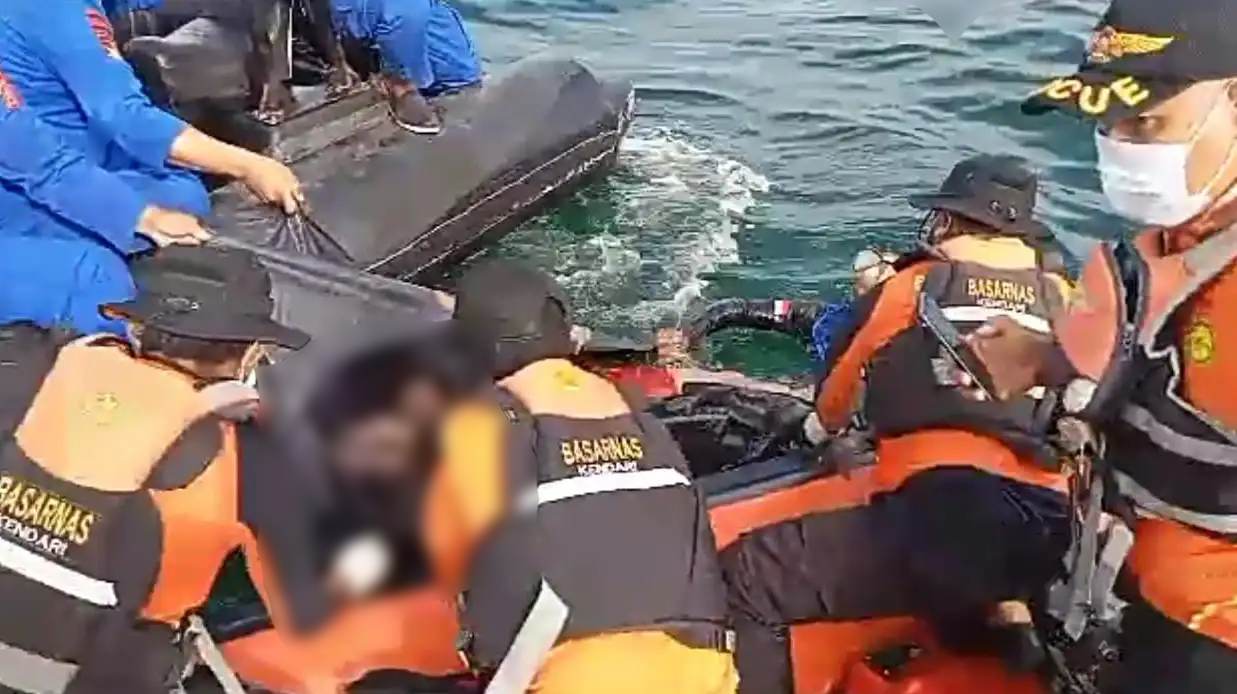 Tim SAR gabungan mengevaluasi korban yang diduga bunuh diri dengan cara melompat dari Jembatan Bahteramas. Foto: Ist.