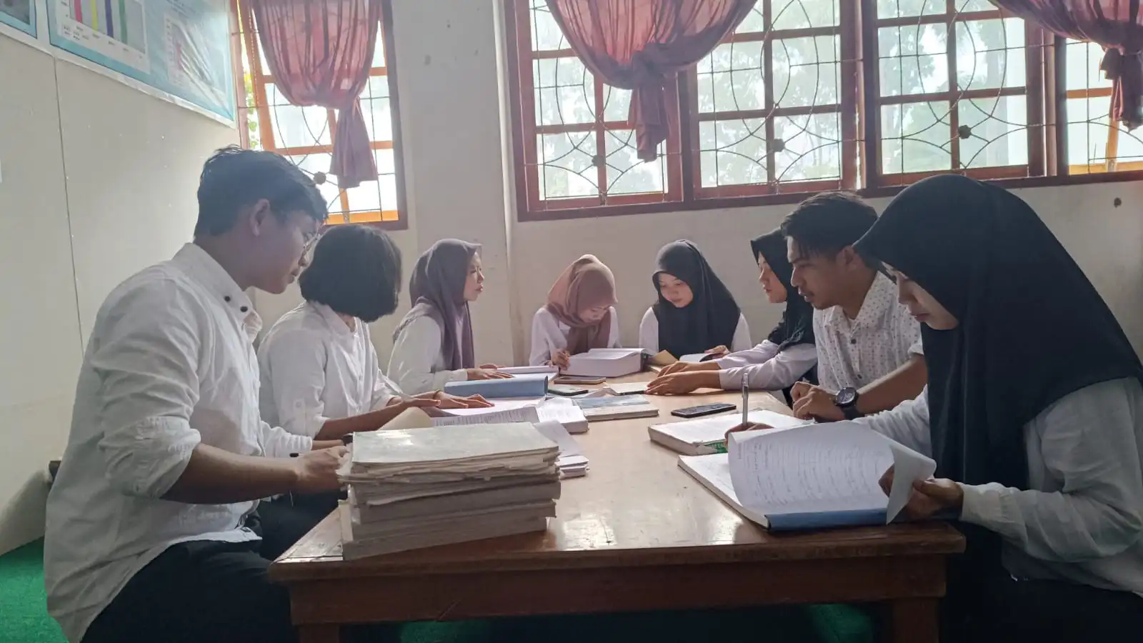 Mahasiswa UT Kendari lakukan studi PKP di Dinas Perpustakaan Konawe. Foto: Ist.
