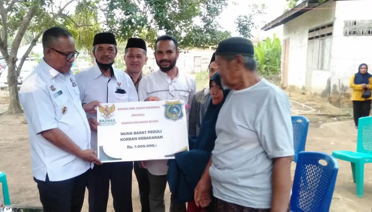 Penyerahan bantuan dari Baznas dan Pemkab Muna Barat bagi korban kebakaran. Foto: Ist.