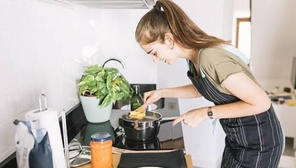 Ada beberapa hal yang perlu Anda perhatikan sebelum menggunakan kompor listrik. Sebaiknya ketahui juga kelebihan dan kekurangan kompor listrik di bandingkan kompor induksi atau gas. Foto: Popmama.com