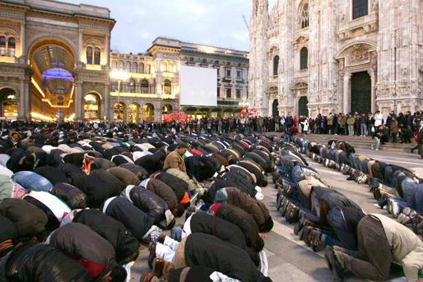 Koalisi sayap kanan yang kini berkuasa di Italia telah mengajukan rancangan undang-undang (RUU) untuk membatasi kegiatan salat hanya boleh dilaksanakan di masjid. Foto: Iqna.ir