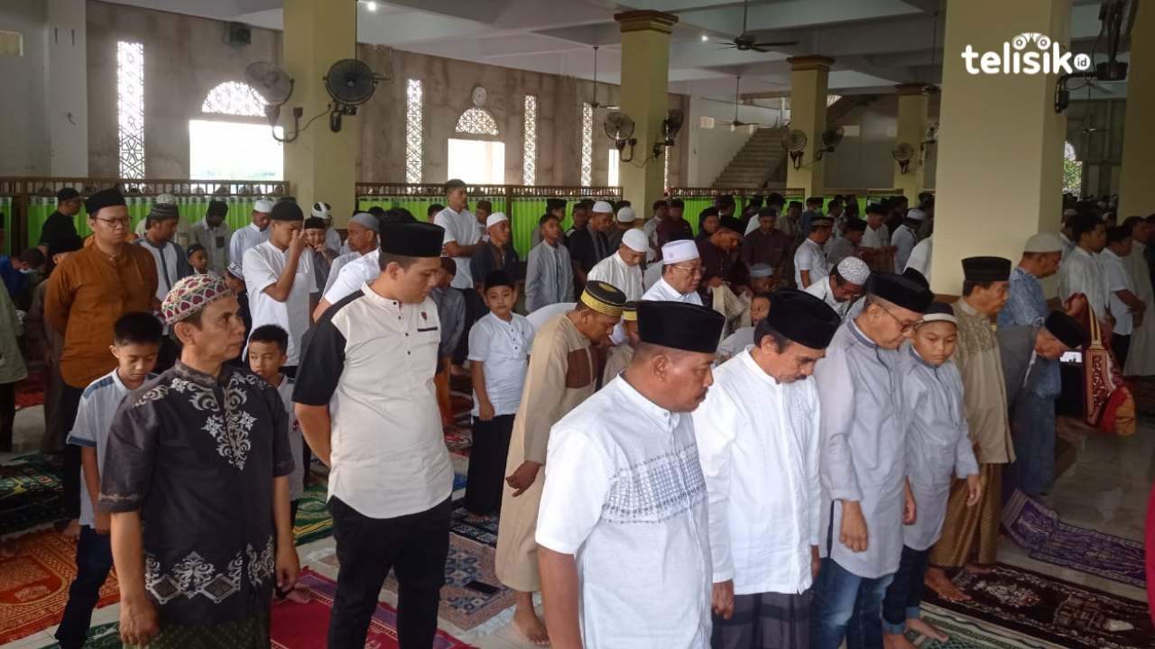 Ribuan jemaah memadati Masjid Umushabri Kendari untuk melaksanakan Salat Ied. Foto: Dok. Telisik