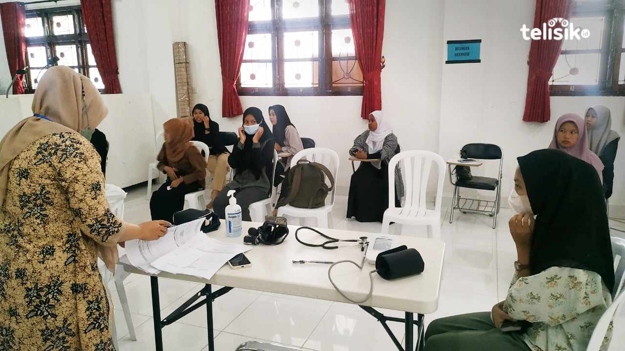 Pelaksanaan tes kesehatan calon mahasiswa baru Stikes Pelita Ibu, Selasa, (20/6/2023). Foto: Adinda Septia Putri/Telisik