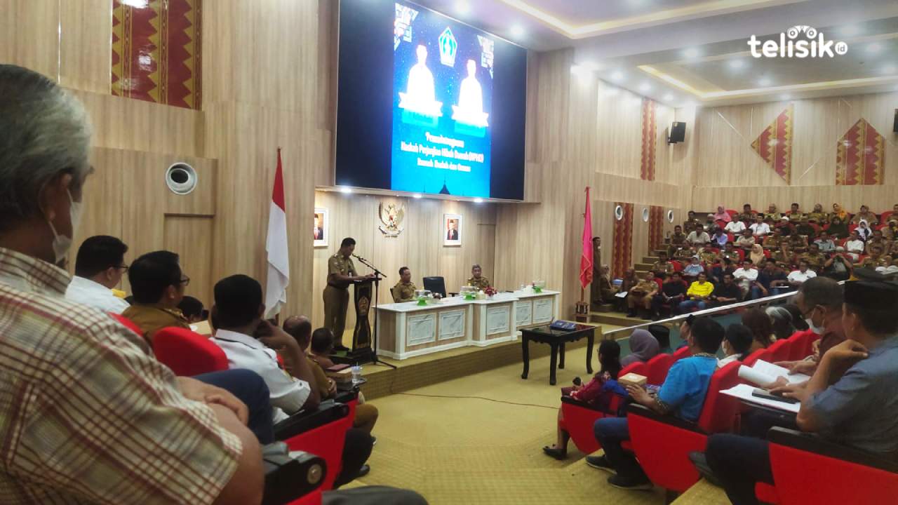 Pj Wali Kota Kendari, Asmawa Tosepu mengungkapkan, meski APBD Kota Kendari di tahun 2023 defisit, tetapi pemkot bersama DPRD Kota Kendari tetap mengalokasikan hibah untuk rumah ibadah. Foto: Nur Khumairah/Telisik