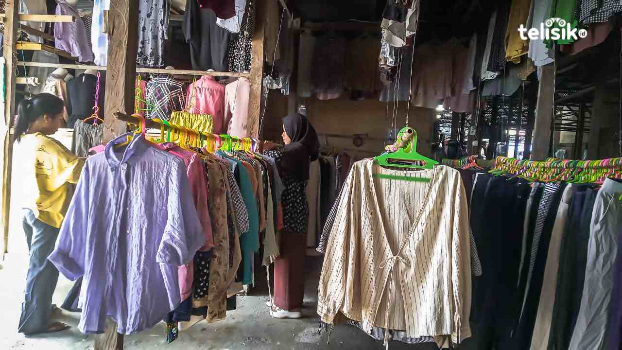 Pakaian thrift (rombengan) banyak ditemukan berjejer di Pasar Sentral Pulau Wangi-Wangi, Wakatobi. Foto: Wiwik Prihastiwi/Telisik