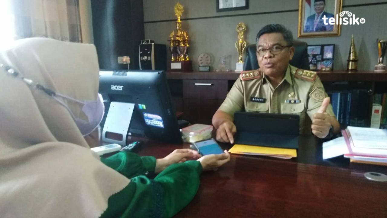 Kepala Bappeda Sulawesi Tenggara, J Robert saat diwawancara oleh awak media terkait penanganan stunting. Foto: Fitrah/Telisik