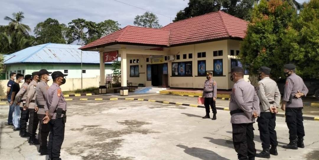 Polsek Bondoala yang saat ini belum mengetahui kebenaran penggerebekan Camat Morosi soal narkoba. Foto: Ist.