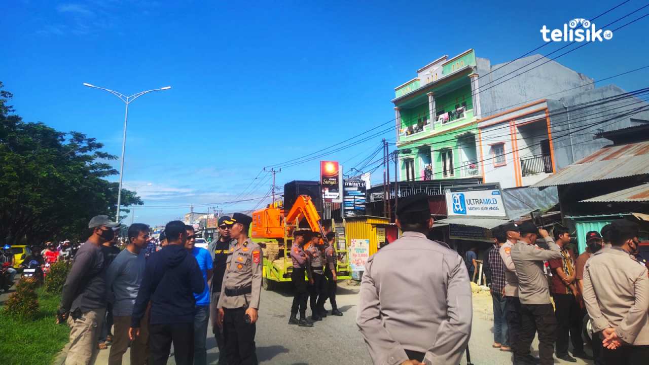 Polresta Kendari melakukan pengamanan eksekusi sengketa lahan di depan UJO, untuk menjaga kegiatan eksekusi dan kegiatan lalu lintas berjalan aman. Foto: Erni Yanti/Telisik