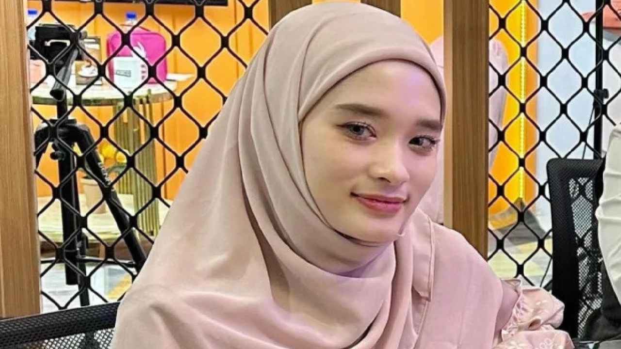 Inara Rusli, mantan istri Virgoun putuskan lepas cadar setelah bercerai. Tak hanya Inara, beberapa artis wanita lain rupanya pernah lakukan hal serupa. Foto: Viva.co.id