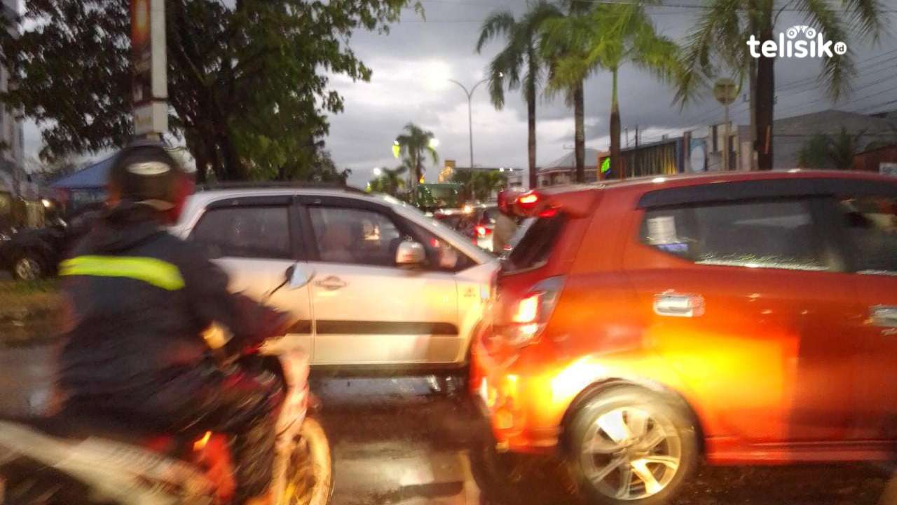 Suasana pasca hujan lebat yang melanda Kota Kendari dan sekitarnya beberapa waktu lalu. Selain hujan, juga disertai angin kencang. Foto: Nur Khumairah/Telisik