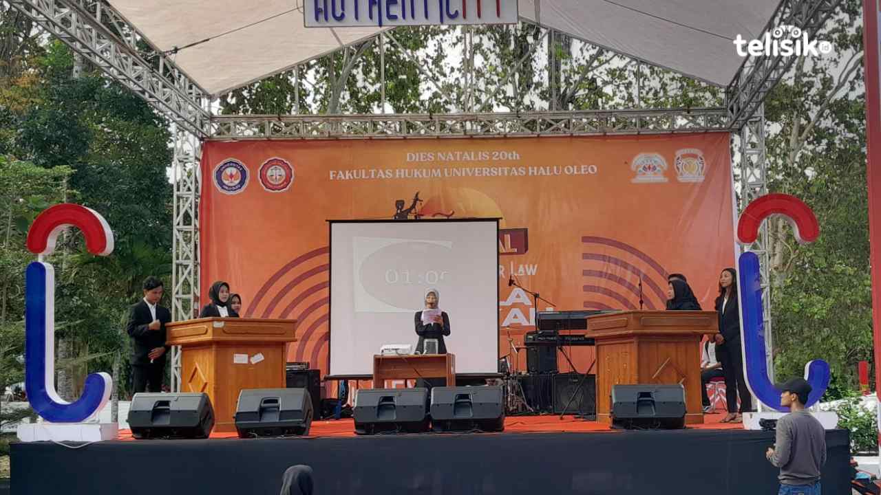 Mahasiswa Fakultas Hukum UHO Kendari, tampilkan simulasi debat dalam acara reuni akbar Fakultas Hukum. Foto: La Ode Andi Rahmat/Telisik