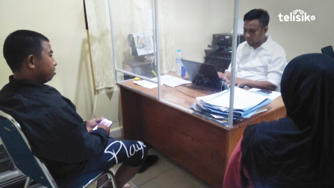 Korban saat dimintai keterangan oleh penyidik Polsekta Mandonga, usai motor yang dikendarainya dirampas oleh debt collector. Foto: Thamrin Dalby/Telisik