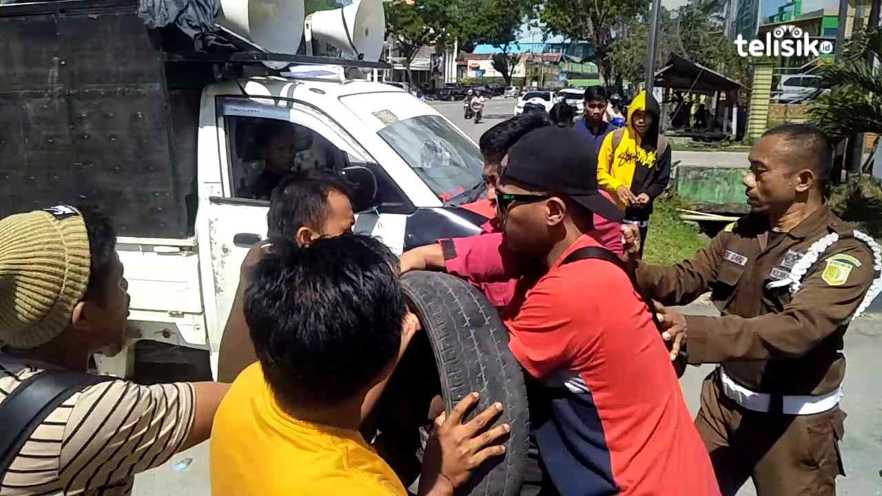 Kericuhan yang terjadi di depan Kejati Sulawesi Tenggara antara massa dengan pihak keamanan Kejati. Foto: Thamrin Dalby/Telisik