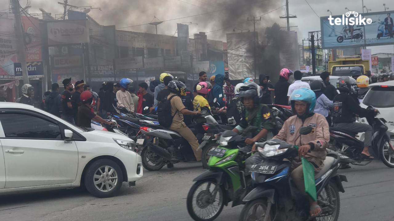 Aksi demo di pertigaan kampus UHO menimbulkan kemacetan panjang hingga ratusan meter. Foto: Febry Jahra Lestiani/Telisik