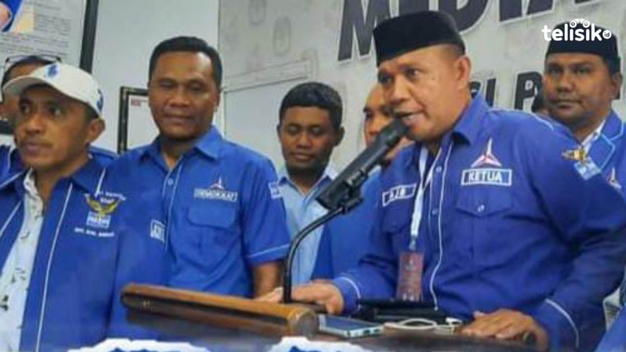 Ketua DPC Demokrat Muna, Awal Jaya Bolombo bersama kader dan pengurus. Foto: Sunaryo/Telisik