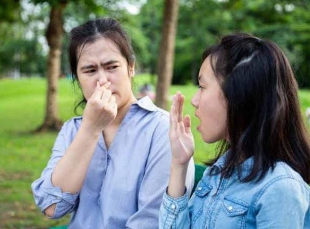 Bau mulut merupakan efek samping minum kolagen yang umum terjadi jika engonsumsi kolagen secara berlebihan. Foto: Hellosehat.com