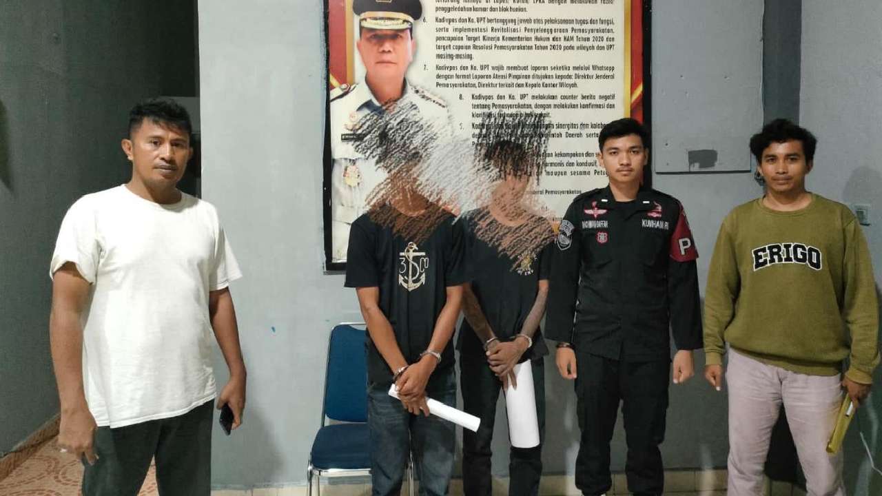 Kedua pelaku begal saat akan dititip di Rutan Klas II B Raha. Foto: Ist.