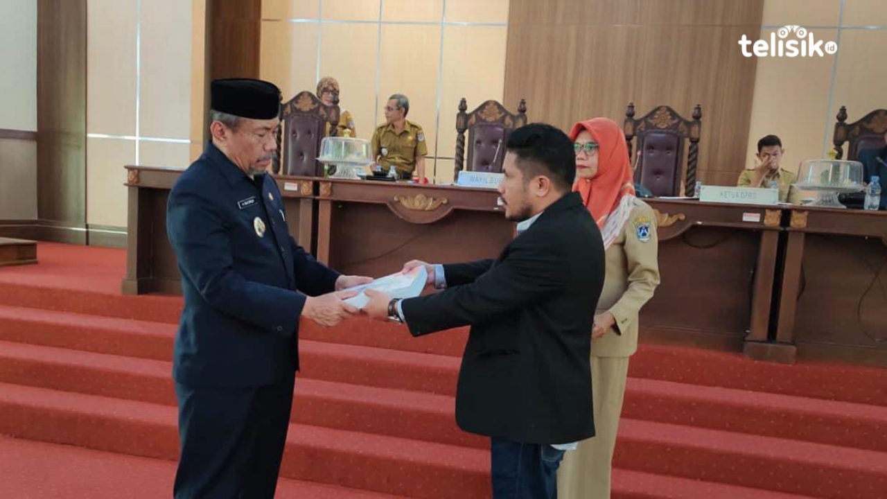 Wabup Muna, Bachrun Labuta menyerahkan dokumen LKPJ bupati ke Ketua DPRD, Irwan. Foto: Sunaryo/Telisik