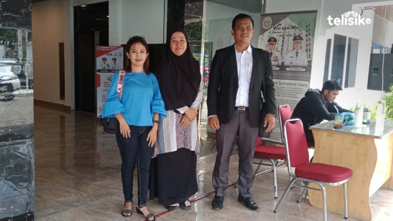 Kedua nakes yang menuntut hak normatif selama berdinas di Rumah Sakit Bina Kasih Medan didampingi kuasa hukumnya usai gelar kasus di Dinas Tenaga Kerja Sumatera Utara. Foto: Reza Fahlefy/Telisik