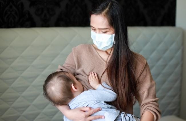 Ibu menyusui boleh meminum obat dengan memperhatikan beberapa hal, salah satunya adalah sesuai dengan aturan dan petunjuk dokter. Foto: Alodokter.com