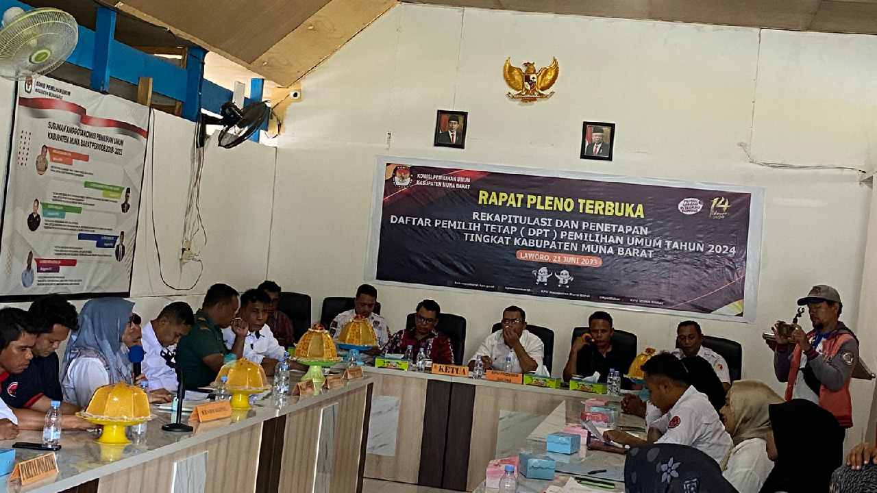 Rapat pleno KPU Muna Barat bersama Bawaslu, PPK, pengurus partai politik, TNI/Polri dalam menetapkan jumlah DPT di Muna Barat. Foto: Ist.