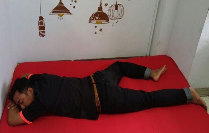 Tidur tengkurap sendiri bisa membuat tubuh tidak selaras, yang akan meratakan dan memutar kurva tulang belakang dengan cara yang tidak normal. Foto: Republika.co.id
