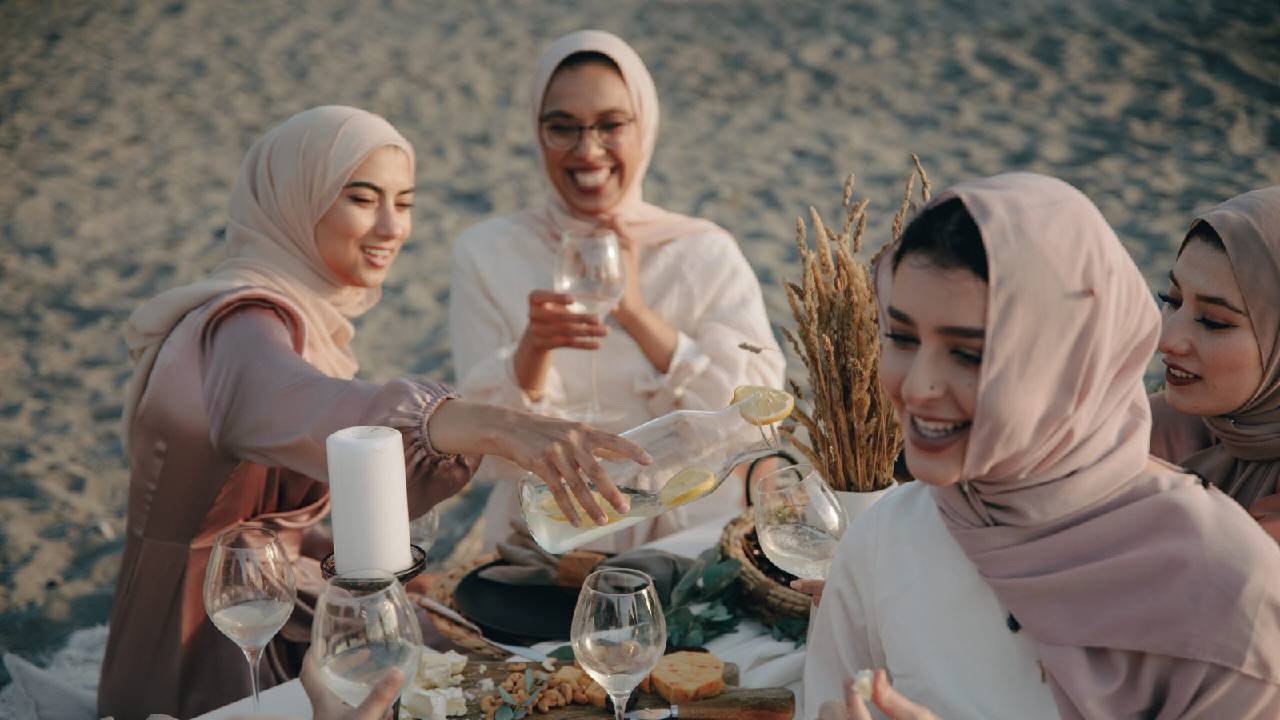 Tak hanya Indonesia, beberapa negara muslim lain juga menetapkan hari raya Idul Adha melalui pengamatan hilal mereka. Foto: Beramaljariyah.org