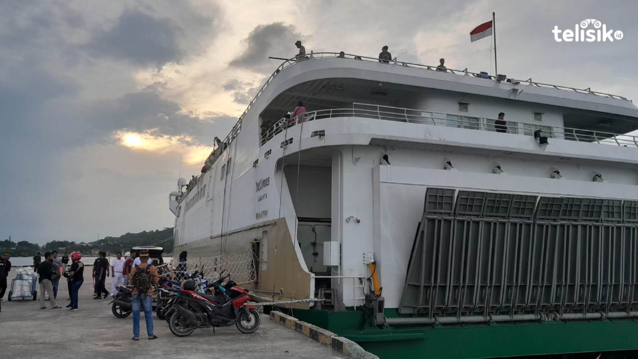 KFC Jet Liner armada kapal milik PT Pelni yang mengalami perubahan jadwal keberangkatan. Foto: La Ode Andi Rahmat/Telisik