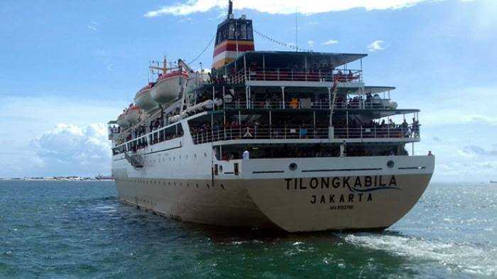 KM Tilongkabila salah satu armada milik PT Pelni yang melayani berbagai rute perairan Indonesia, termasuk beberapa pelabuhan Sulawesi Tenggara. Foto: Facebook PT Pelni