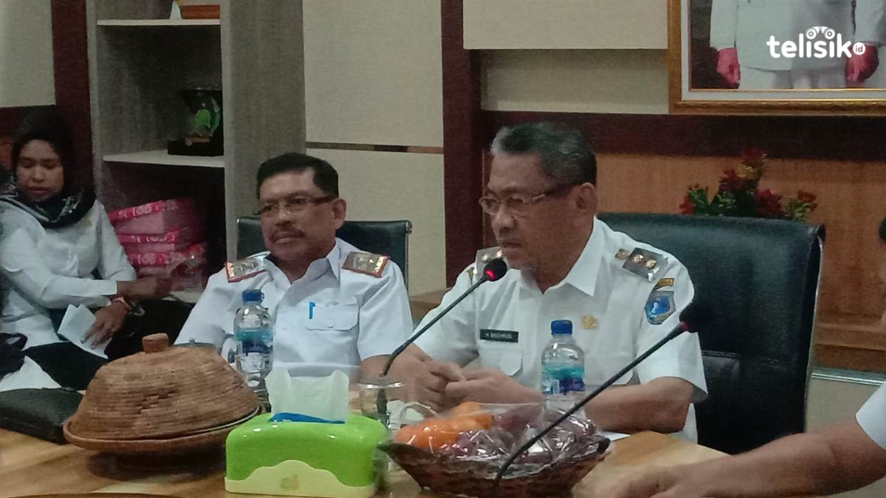 Wabup Muna, Bachrun Labuta bersama Sekda, Eddy Uga menekankan para pejabat agar loyal pada atasan. Foto: Sunaryo/Telisik