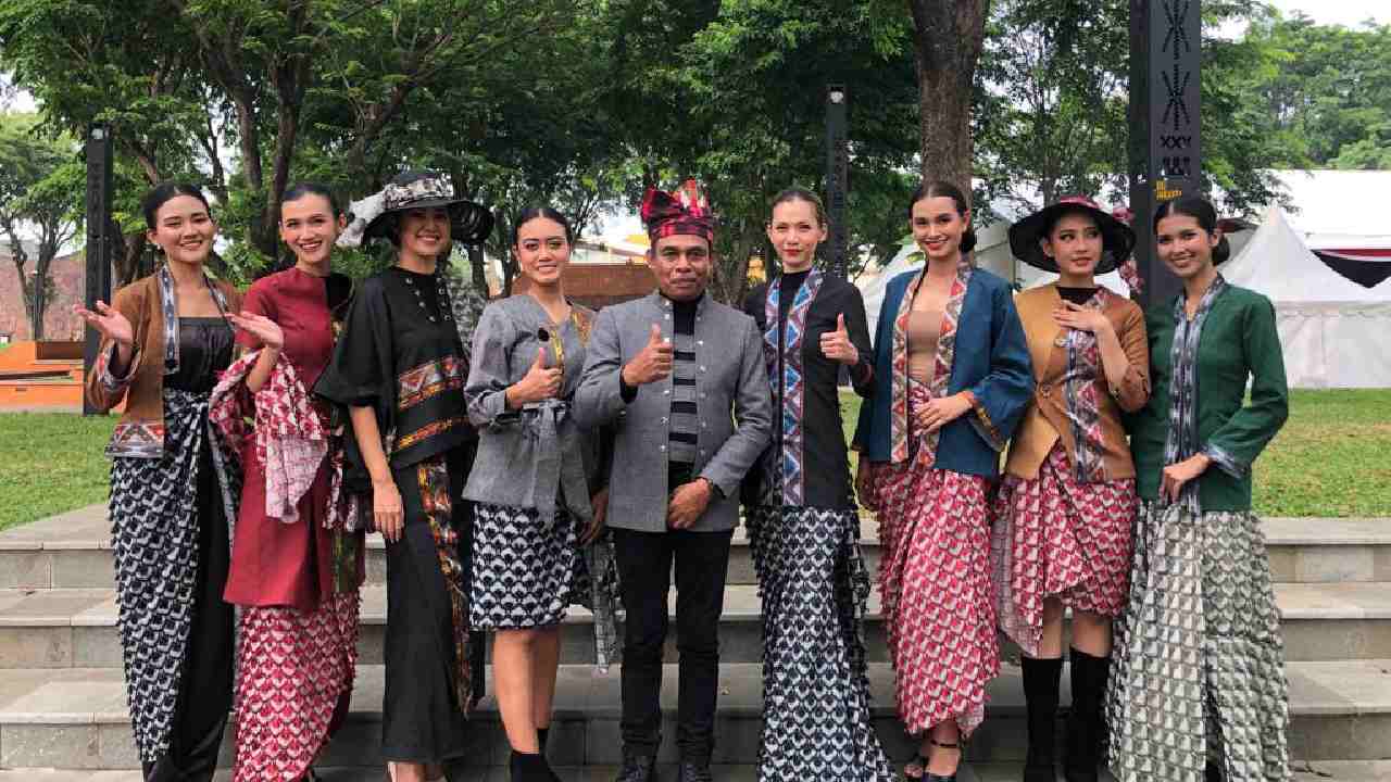 Desainer Sulawesi Tenggara, Amir Malik bersama model dalam pagelaran busana Fashion Culture Swarna Gemilang Busana Indonesia di Expo dan Forum Indonesia Maju 2023 di TMII. Foto: Ist.