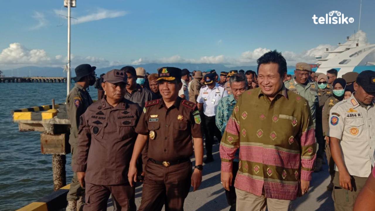Kajati Sulawesi Tenggara Patris Yusrian Jaya bersama Bupati Muna LM Rusman Emba, Pj Bupati Muna Barat Bahri, Wakil Bupati Muna Bachrun Labuta dan Forkopimda. Foto: Sunaryo/Telisik