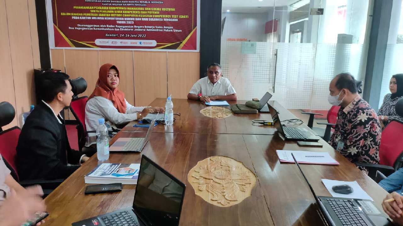 Kakanwil Kemenkumham Sulawesi Tenggara, Silvester Sili Laba, evaluasi kinerja perancang peraturan perundang-undangan. Foto: sultra.kemenkumham.go.id