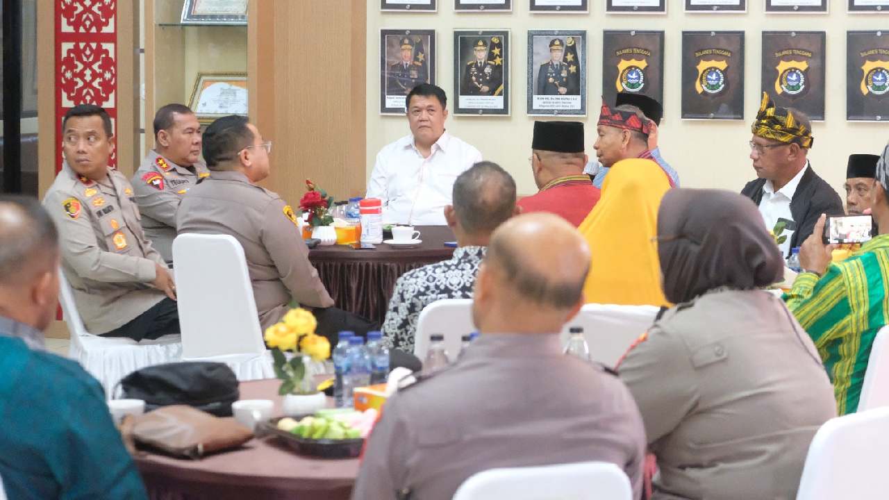 Kapolda Sulawesi Tenggara, Irjen Pol Teguh Pristiwanto silaturahmi bersama tokoh masyarakat Muna perihal penanganan kasus ujaran kebencian serta penghinaan terhadap suku, Rabu (21/6/2023). Foto: Ist.