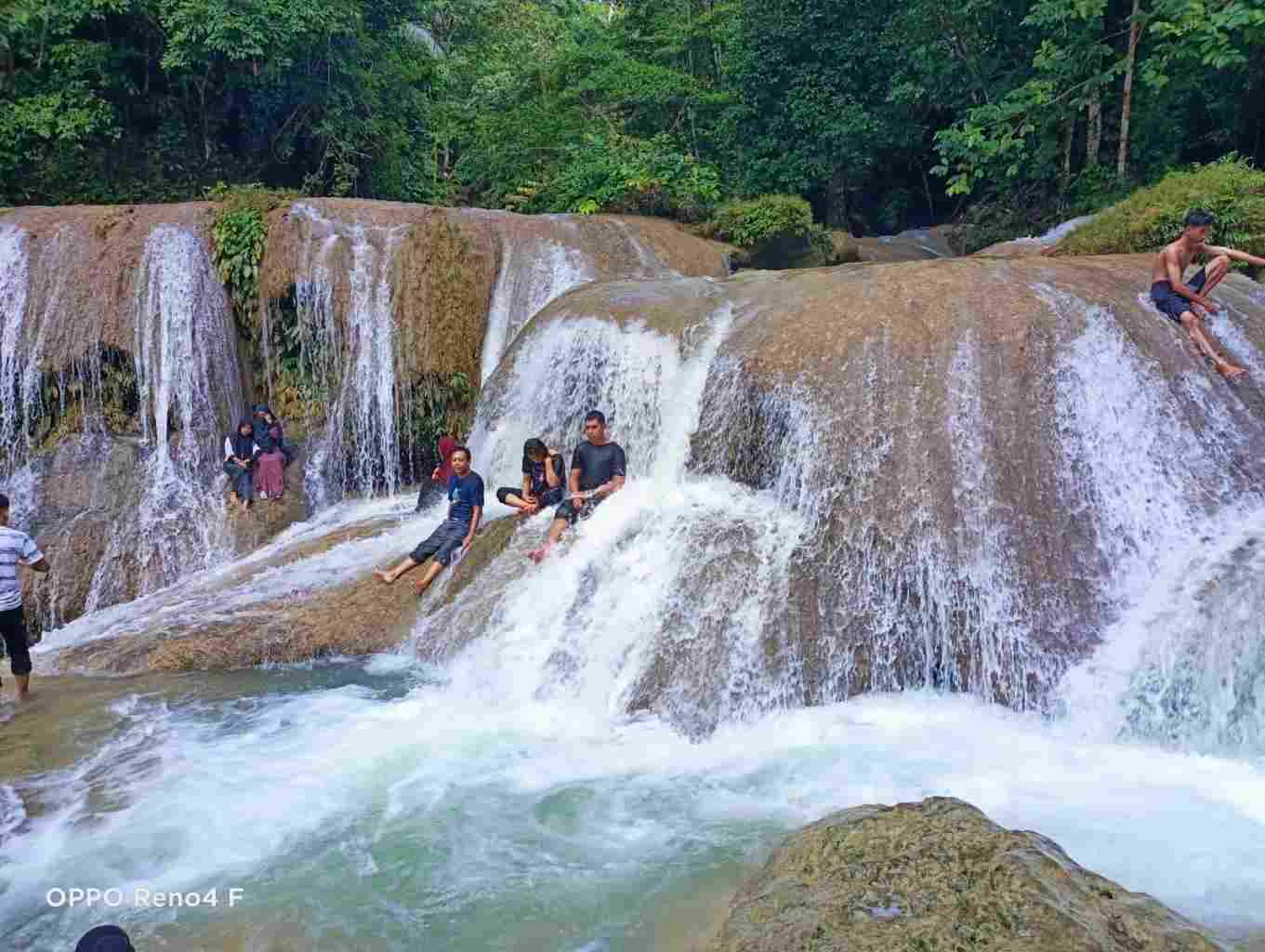 Air Terjun Kogawuna memiliki tinggi kurang lebih 7 meter dan memiliki 7 tingkat air terjun. Pengunjung dapat menikmati indahnya air terjun, bisa mandi dan berenan serta berswafoto. Foto: jadesta.kemenparekraf.go.id