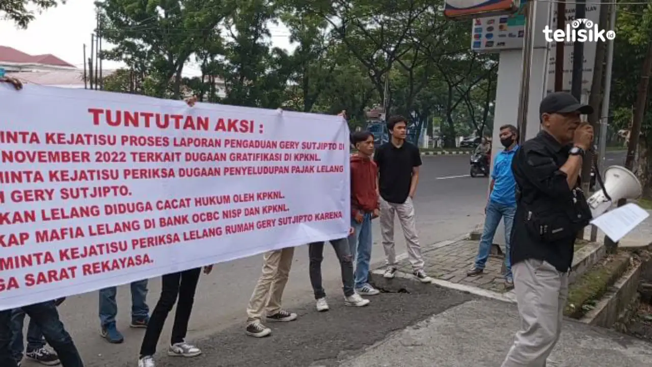 Massa berdemonstrasi di Kejaksaan Tinggi Sumatera Utara Medan terkait dugaan gratifikasi san penggelapan pajak lelang aset milik debitur oleh Bank OCBC NISP. Foto: Reza Fahlefy/Telisik