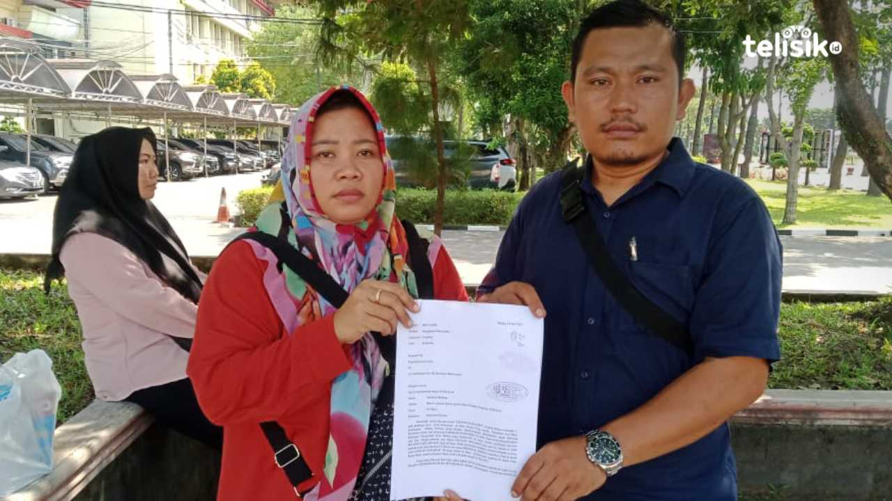 Kasman Harahap bersama Adel keluarga SH, usai melaporkan penyidik Polrestabes Medan. Foto: Reza Fahlefy/Telisik