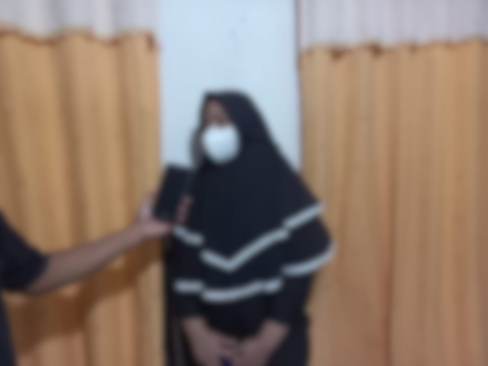Mahasiswi RN, korban pelecehan kecewa dengan putusan rendah Majelis Hakim Pengadilan Negeri Kendari terhadap Prof B. Foto: Ist.