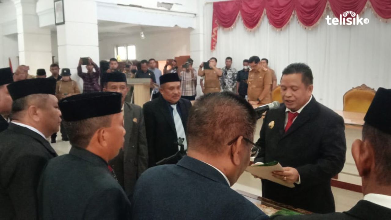 Bupati Muna, LM Rusman Emba bersama Kepala BKPSDM, La Ode Ena saat melantik pejabat eselon II beberapa waktu lalu. Foto: Sunaryo/Telisik