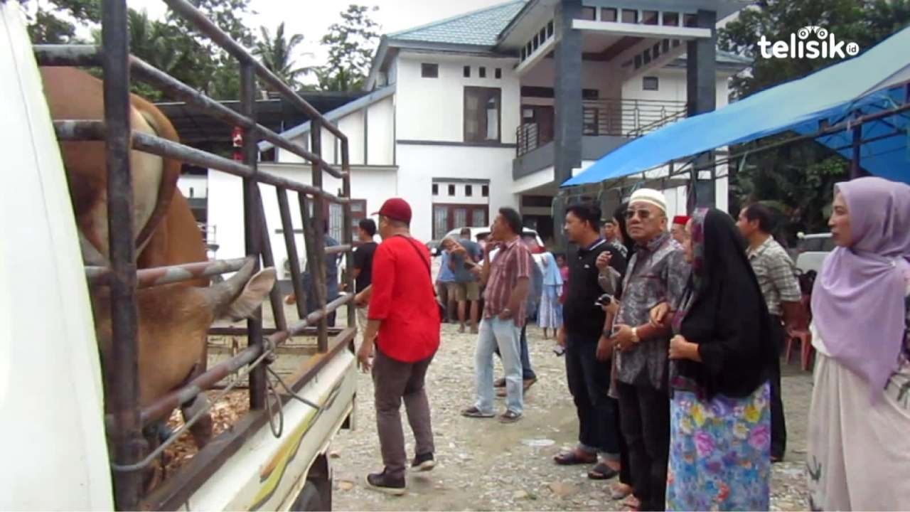 Anton bersama ibunda tercinta dan istrinya saat melepas 13 ekor hewan kurban untuk disalurkan ke ponpes. Foto: Muh. Risal H/Telisik