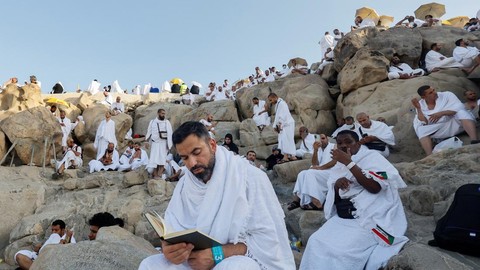 Wukuf di Padang Arafah adalah salah satu rukun haji yang wajib dilaksanakan oleh jemaah haji. Wukuf merupakan puncak dari ibadah haji yang tidak boleh dilewatkan. Foto: Repro Cnnindonesia.com