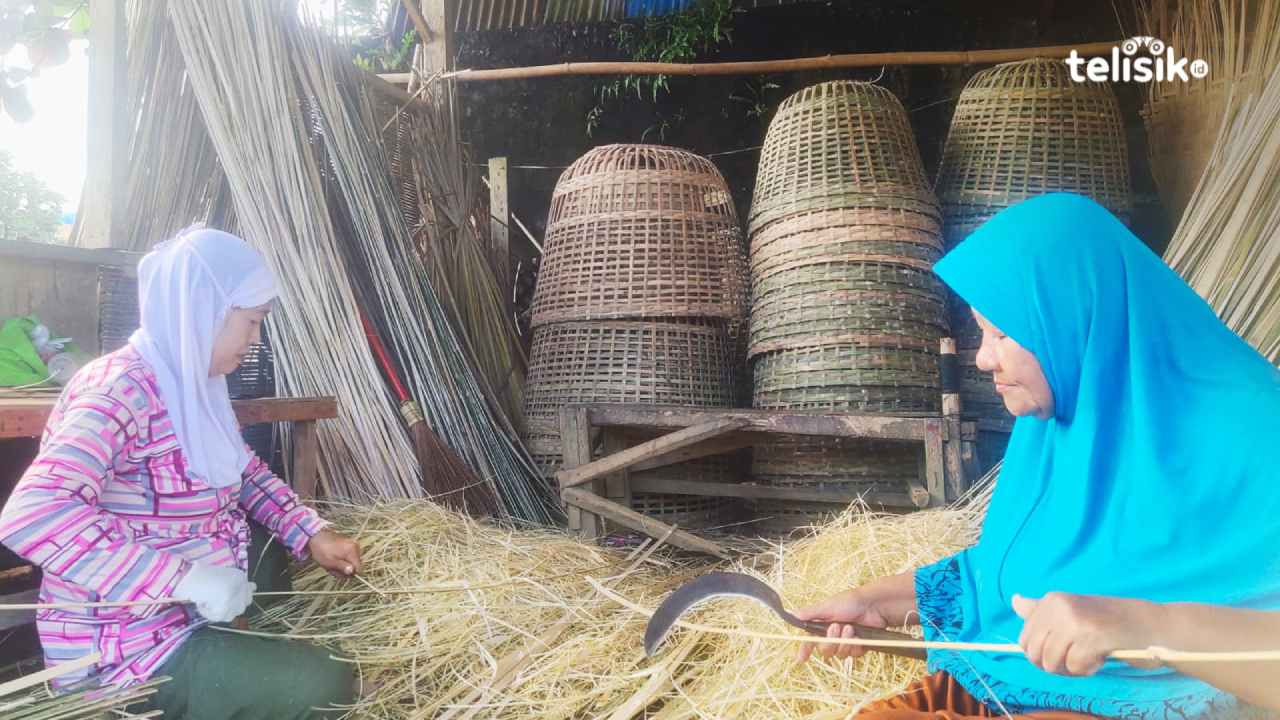 Dua karyawan Feni (65), pengrajin sedang meraut bambu sebanyak seribu batang sebagai borongan perharinya untuk mendapat upah. Foto: Erni Yanti/Telisik